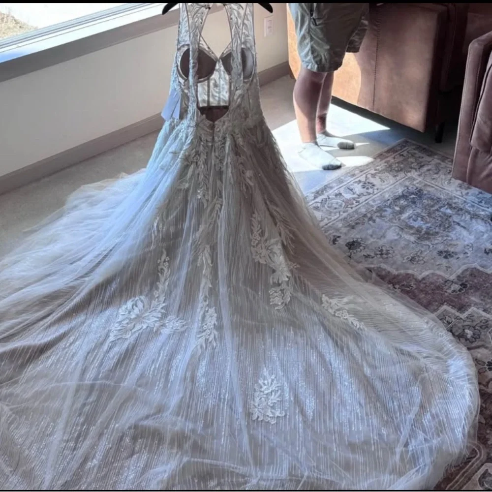 Exquisite Floral Lace Wedding Gown - Picture 2 of 8